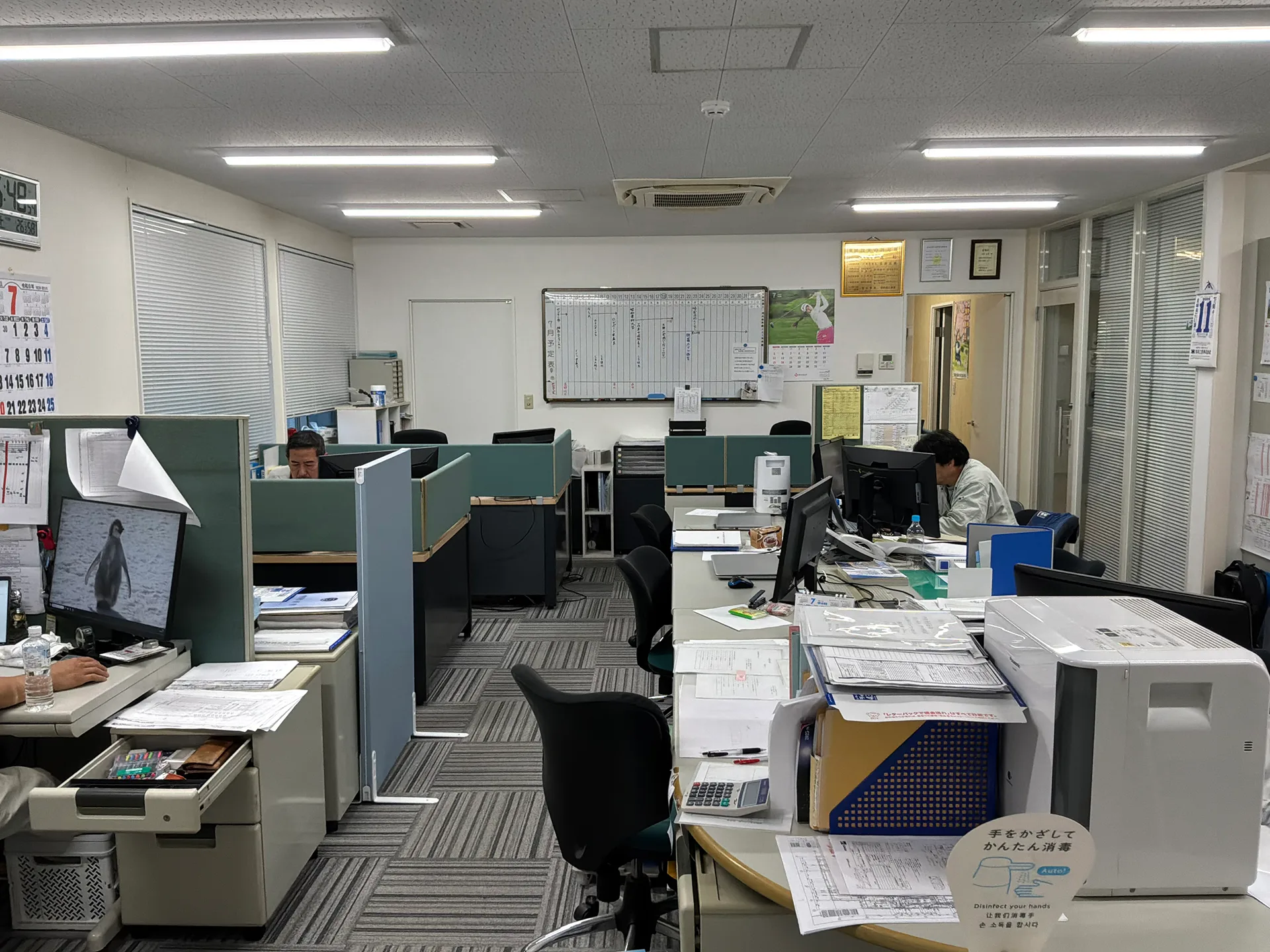 株式会社進和の技術者チームが現場で働く後ろ姿